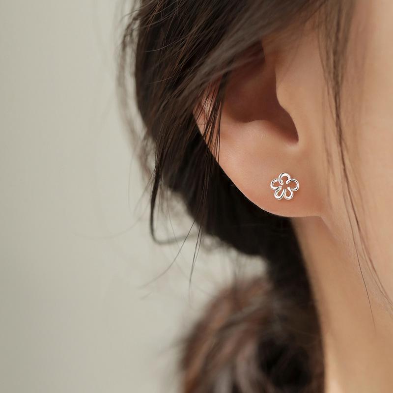 Exquisite First Bud Flower Stud Earrings for Women - Fashionable, Versatile, Fresh, and Luxurious.