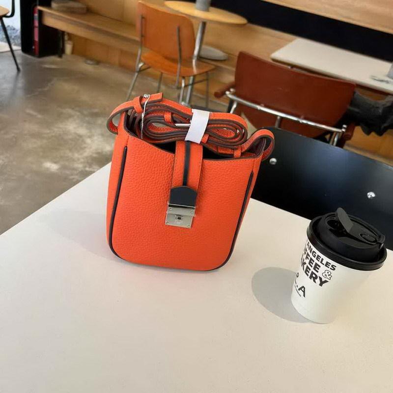 2025 Новая женская сумка из натуральной кожи с накладным верхом из коровьей кожи с завязками на шнурке маленькая сумка-ведро мини-сумка Lucky Bag сумка-тоут Cross Border 19x16x75CM оранжевый 4829₽