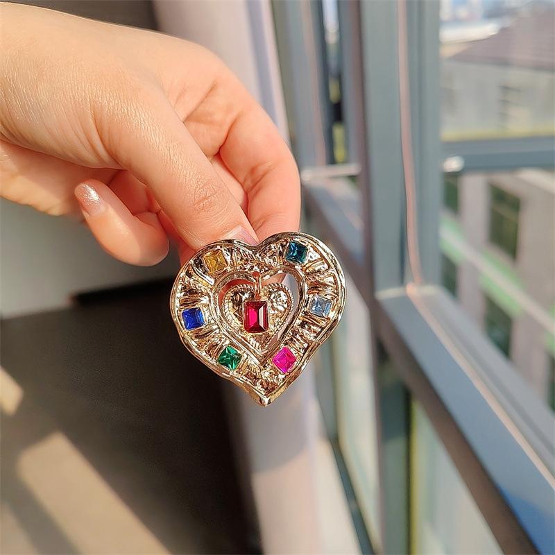 Vind Mode Retro Brosch Kärlek Överdriven Diamant Färgad Rockspänne Klädtillbehör Kristall Corsage