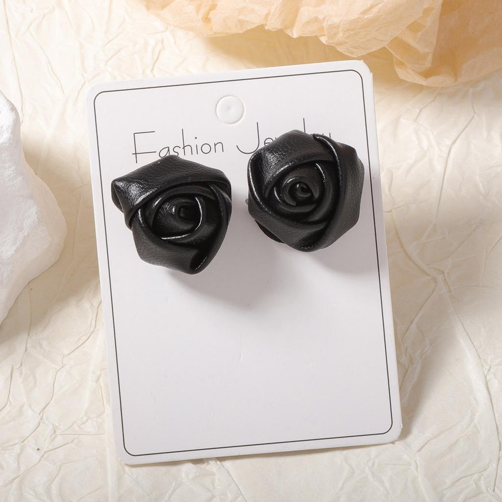 Französische Valentinstag-Nische Winteratmosphäre Lederknospe Rose zweifarbige Ohrstecker, hochwertiger und vielseitiger Damenstil