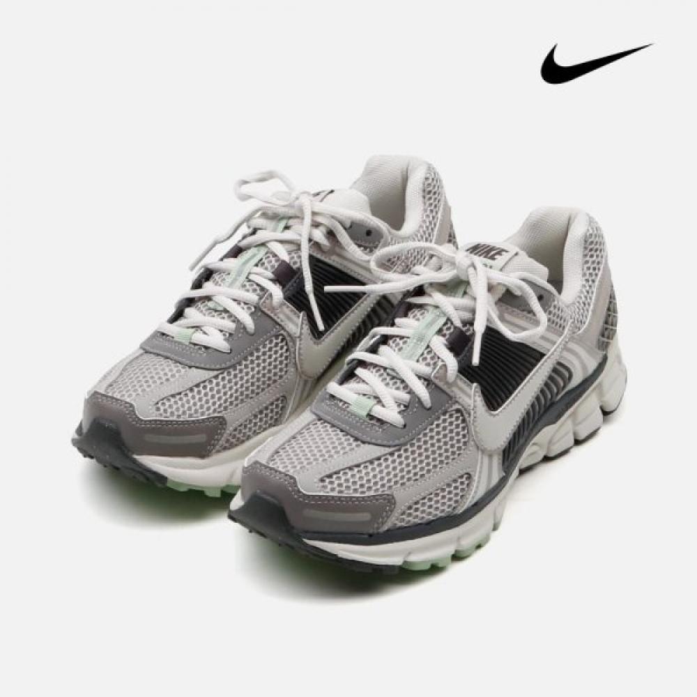 

Nike Women S Zoom Vomero 5 caSual ShoeS Fb8825 001 230