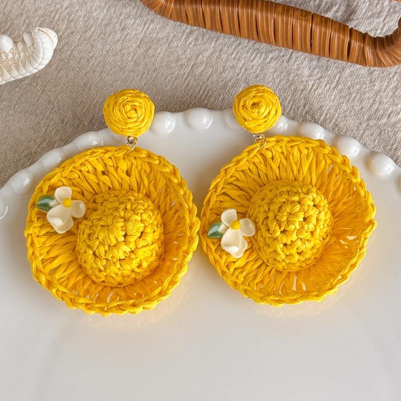 Cute Handmade Woven Sunflower Clip Earrings Raffia Flower Ear Clip for Women Beach Vacation Jewelry Gift Accessories Gifts