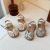 Sommer-Mädchensandale neuer Sommerstil mit Zehenschutzkappen für Mädchen, weiche Sohlen, Baby geflochten und ausgestanzt trendy