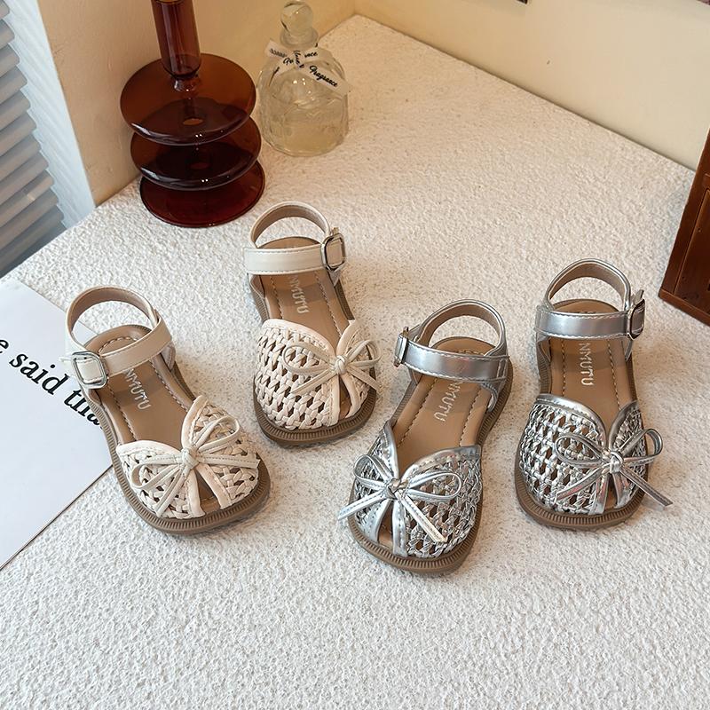 Sommer-Mädchensandale neuer Sommerstil mit Zehenschutzkappen für Mädchen, weiche Sohlen, Baby geflochten und ausgestanzt trendy