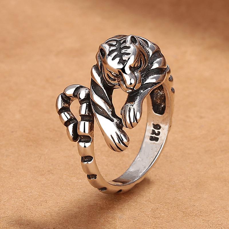 Weißer Tigerring im Retro-Nation-Stil. Zwölf Sternzeichen Tiger öffnet den gesamten kreativen Zeigefingerring 