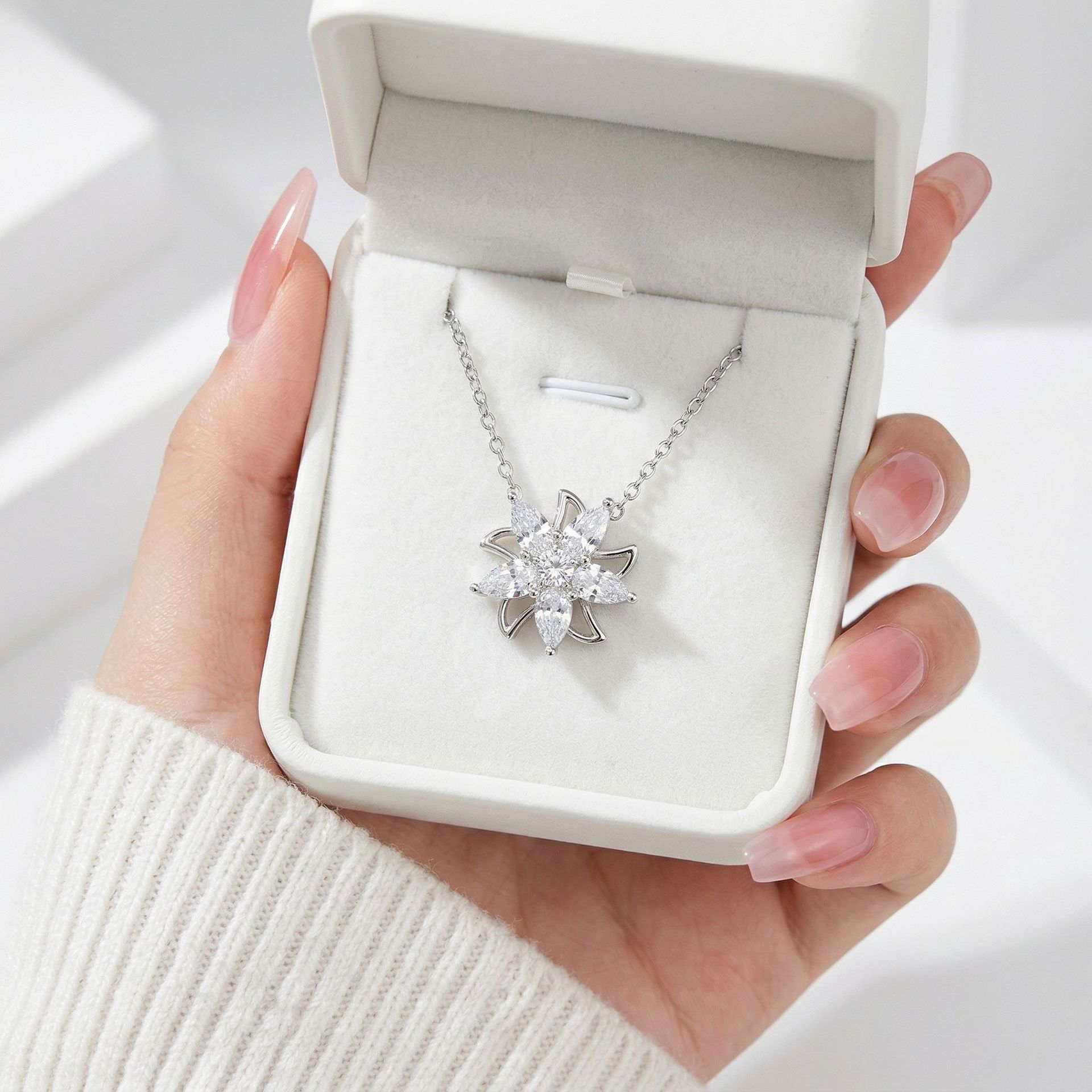 Rotatable jasmine necklace Xiaohongshu popular niche design pendant simple fashion trend jewelry
