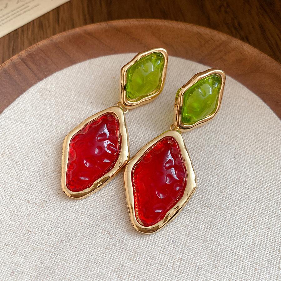 

European and American silver needle resin pleated rhombus pendant earrings light luxury high-end earrings retro niche temperament earrings women