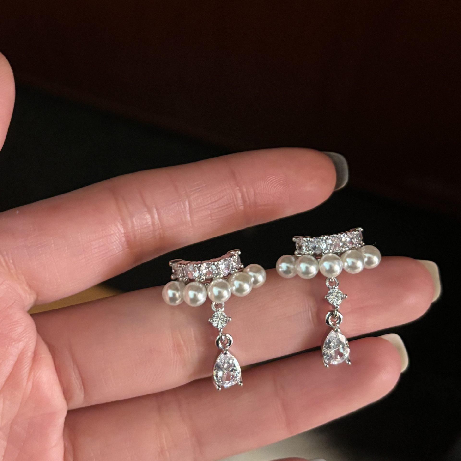 Zircon Water Drop Pearl Ear Cuff for Women - Elegant Non-Piercing Ear Clip with a Luxurious Design.