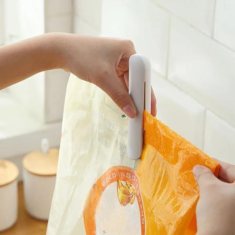 1Pcs Measuring Spoon with Bag Clip Sealing Long Handle Cute Scoop Rice Digging Flour Digging Rice Baking Pet Feeding Dog Cat Food