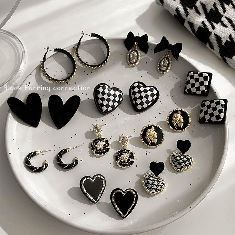 Korean ins retro niche black and white checkerboard earrings new personality temperament simple stud earrings wholesale women