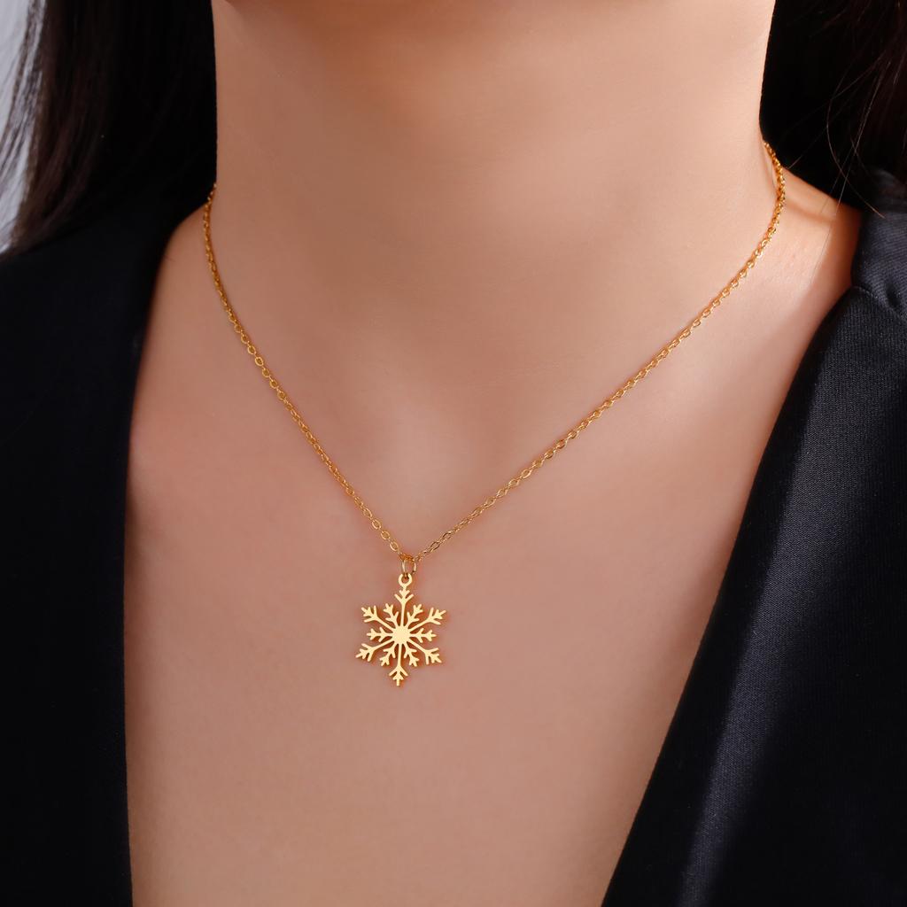 Elegant Snowflake Pendant Necklace Women's Christmas Party Jewelry Accessory Holiday Gift