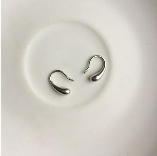Niche Design S925 Sterling Silver Earrings: Korean High-Class Cold Style Ear Studs for Women with Short Hair.