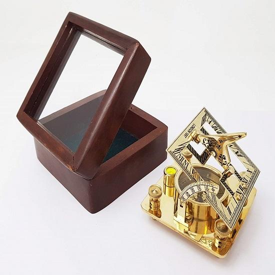 

Латунный квадратный солнечный компас в стеклянной деревянной коробке с полированной отделкой Солнечные часы