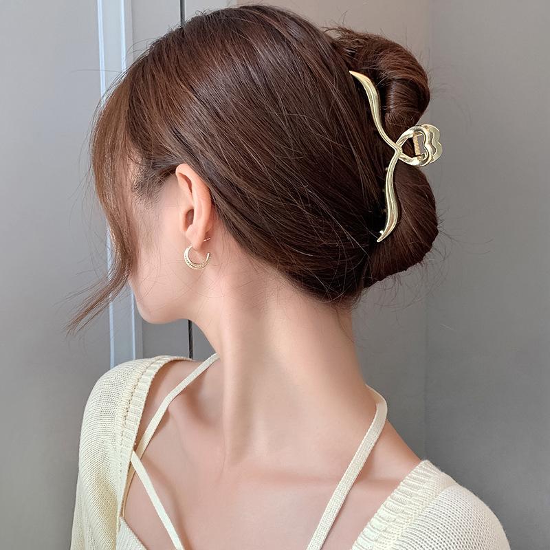 Pinces à cheveux creuses en métal pour femmes et filles, pinces à cheveux en forme de cœur irrégulier, accessoires de fête tendance, couvre-chef à breloques