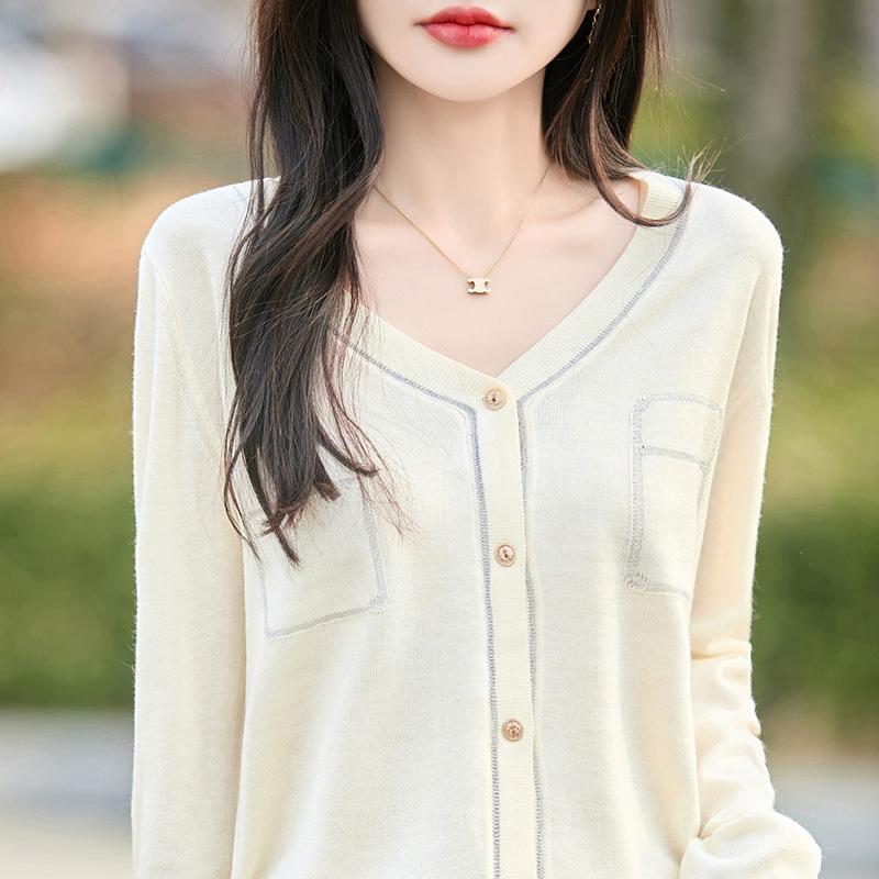 Damekardigan i lett 50% ull 50% morbærsilke - Allsidig strikkeplagg for alle årstider for komfort og stil hele året