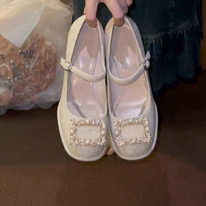 Mode Frühling Neue Damen Dicke Absätze Einzelne Schuhe Runde Zehenpartie Flacher Ausschnitt Metallschnalle Wasserdicht Rutschfest Hohe Absätze