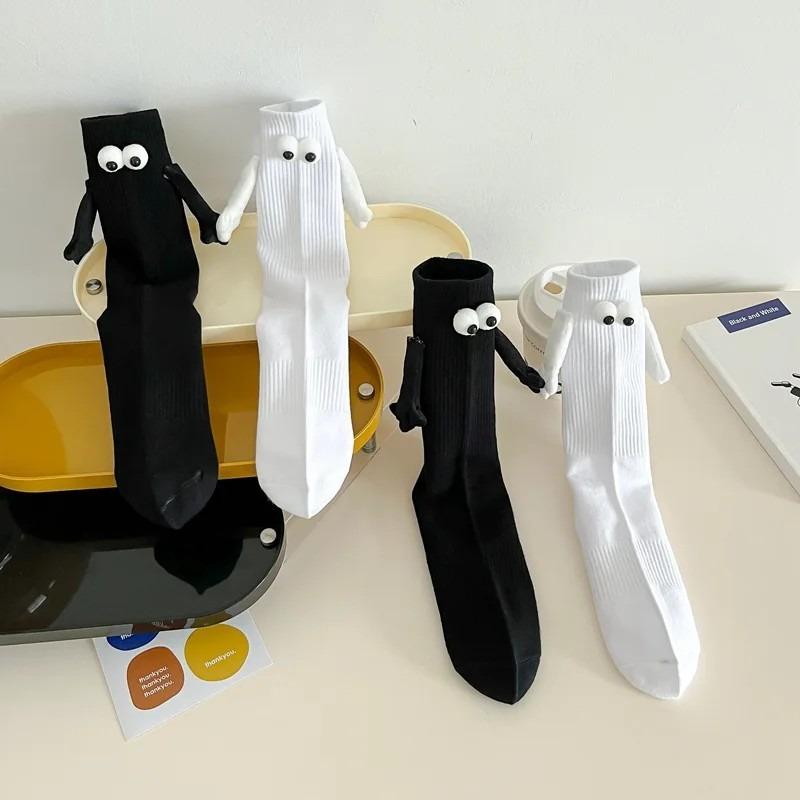 1 Pairs Creative Couple Socks Magnetic Socks with Eyes and Hands Mid Tube Sweat-absorbing Stockings Cartoon Lovers Friends Socks