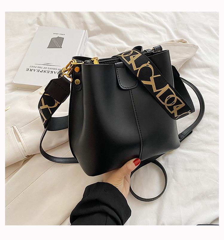 2026 New Korean Women's Bag Simple Casual Fashion Shoulder Handbag Simple Versatile Texture Bucket Bag