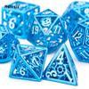 7-teiliges blau-weißes rotierendes Zyklon-Metallwürfel-Set aus hohlen Metall-Polyeder-Würfeln, geeignet für Rollenspiele, RPG-Brettspiele, Kartenspiele
