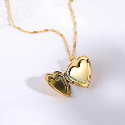 Niche Design Love Box Pendant Necklace Open And Close Peach Heart Pendant Collarbone Chain Neck Chain Color Retention