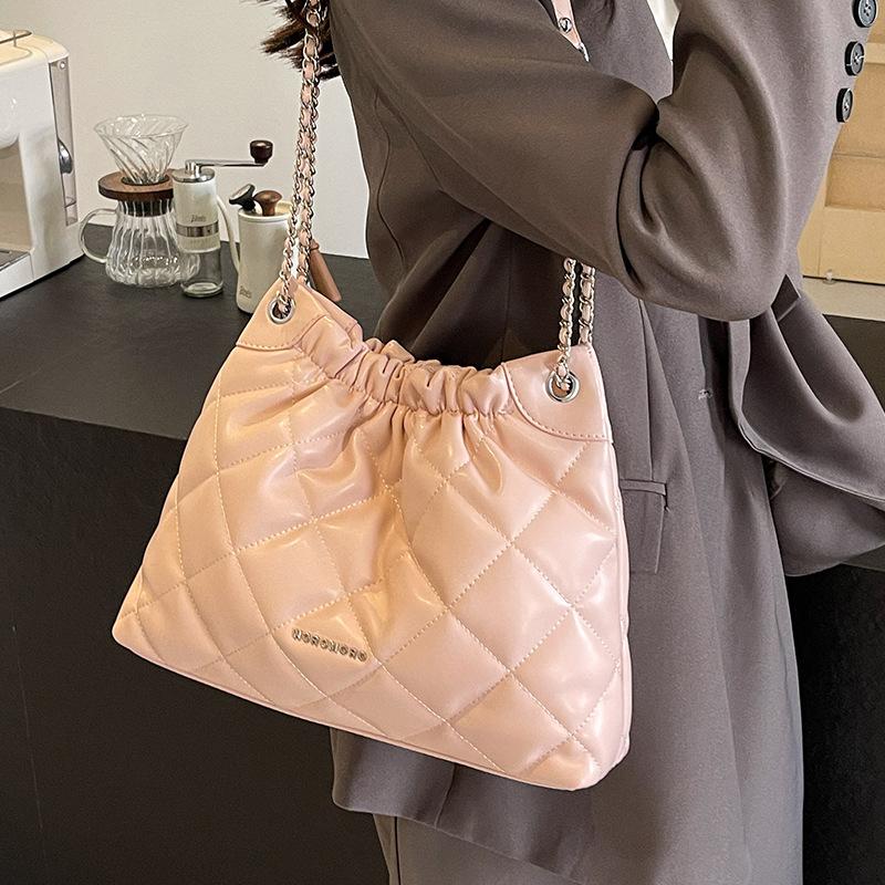 Väska Dam Ny Höst och Vinter Crossbody Stor Kapacitet Hinkväska Premium Mångsidig Rombkedja Axelväska
