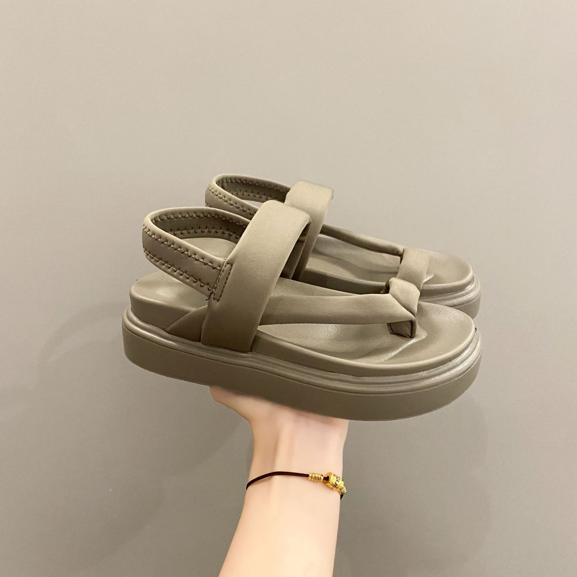 

Новая корейская версия сандалий с перемычкой для женщин, на плоской подошве, на среднем каблуке, на толстой подошве, модные Т-образные однотонные шлепанцы на платформе, повседневные 39 зелёный