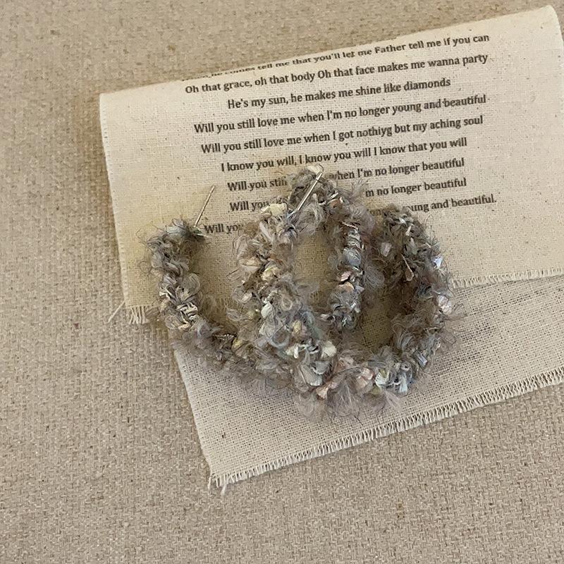 

Осенние и зимние плюшевые шерстяные серьги-гвоздики женские нишевые дизайнерские серьги с чувством уникальной индивидуальности модные изысканные универсальные серьги