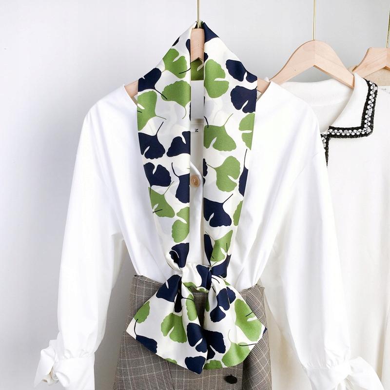 Women' printed scarf with magnetic fastening