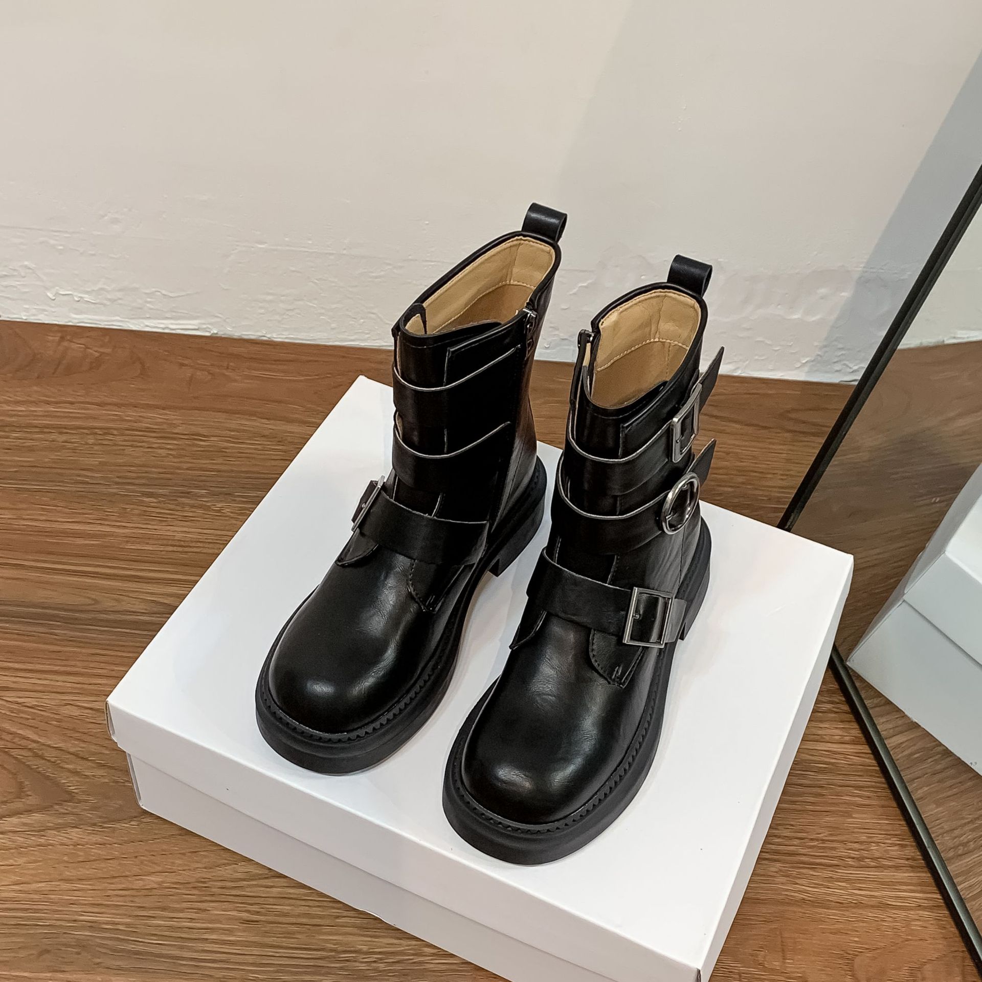 

Корейская версия женских рыцарских сапог с ремешком с пряжкой, на толстой подошве, с увеличением роста, женские сапоги зима 2025, новые ретро ковбойские сапоги в западном стиле 40 чёрный