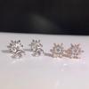 Orecchini a Bottone in Oro Bianco 18K a Forma di Fiore d'Auto con Diamanti, Incastonati con Diamanti Naturali, Diamante Rotondo Scala Diamanti Quadrati
