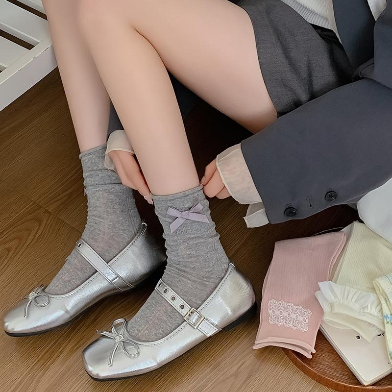 Ladies Spring and Summer Thin Literary Small Flowers Sweet Bow Boneless Curled Rim In The Tube Stack Socks
