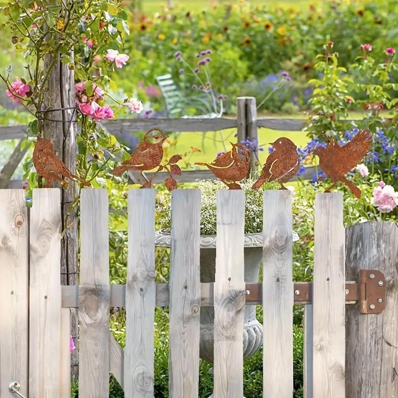 Sculture di Uccelli in Ferro Arrugginito: Decorazione Artistica da Giardino per Esterni