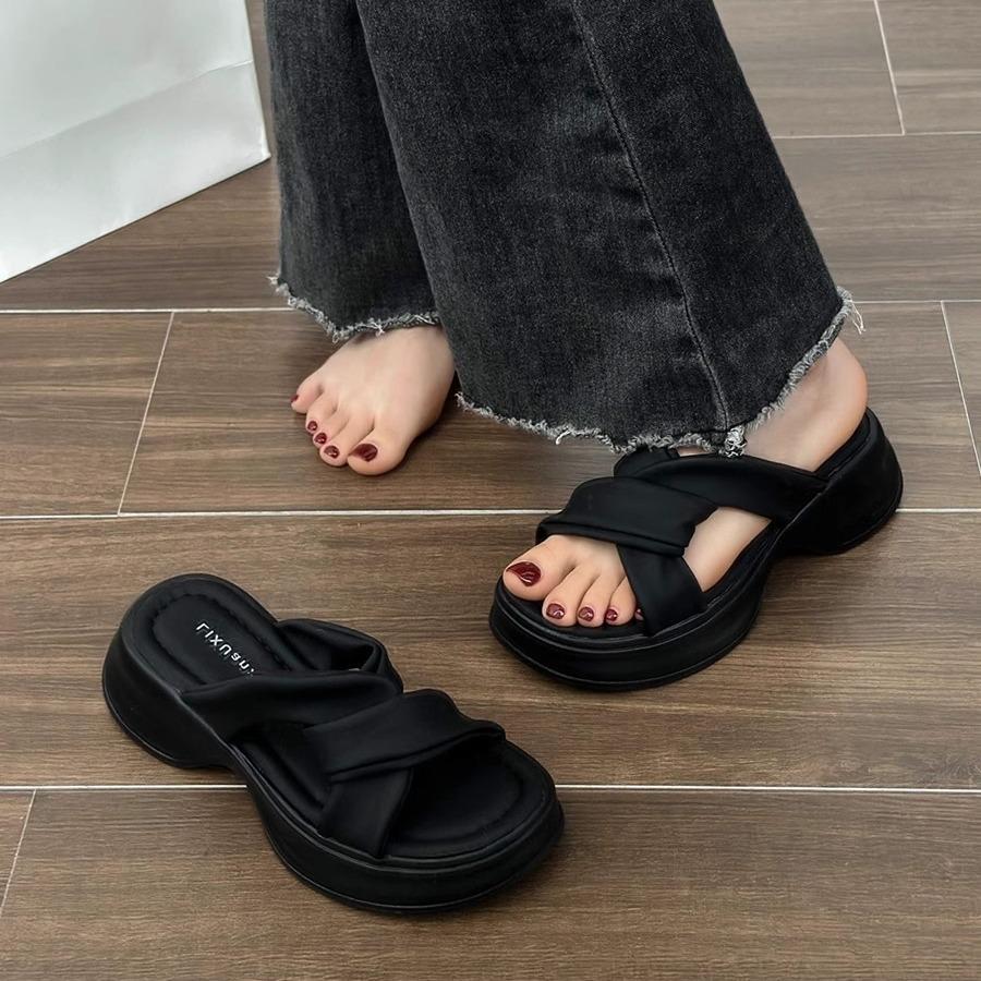 Thick-soled cool slippers women's summer outer wear fashion 2025 new high-end niche beach sandals casual one-word slippers