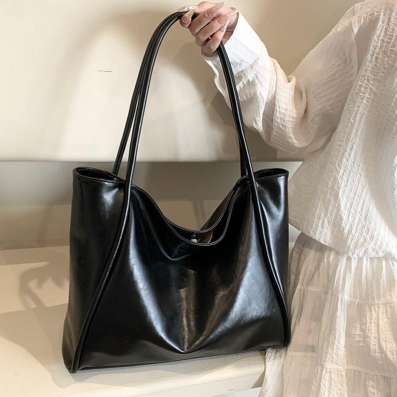 Large Capacity Minimalist White Tote Bag Stylish Commuter Shoulder Bag For Everyday Use