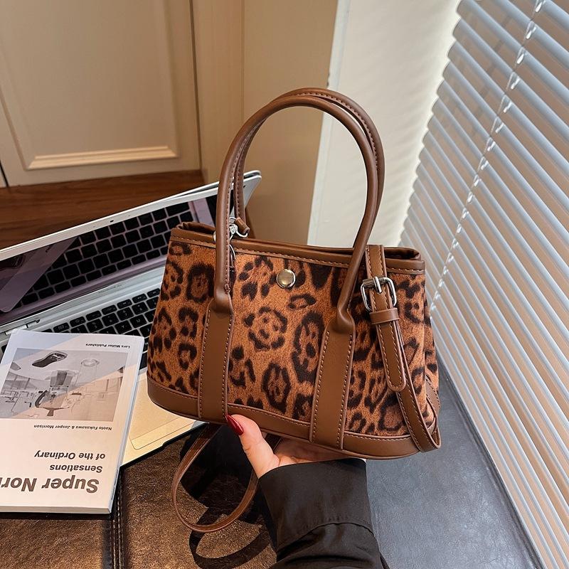 Commuter retro small bag women's autumn and winter versatile messenger bag fashion small bag