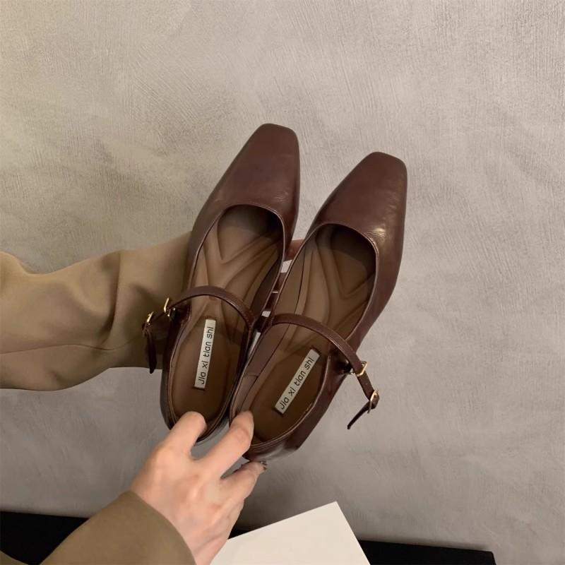 

Retro temperament women s shallow mouth single shoes women s 2025 new spring and autumn French late evening wind thick heel Mary Jane single shoes 39
