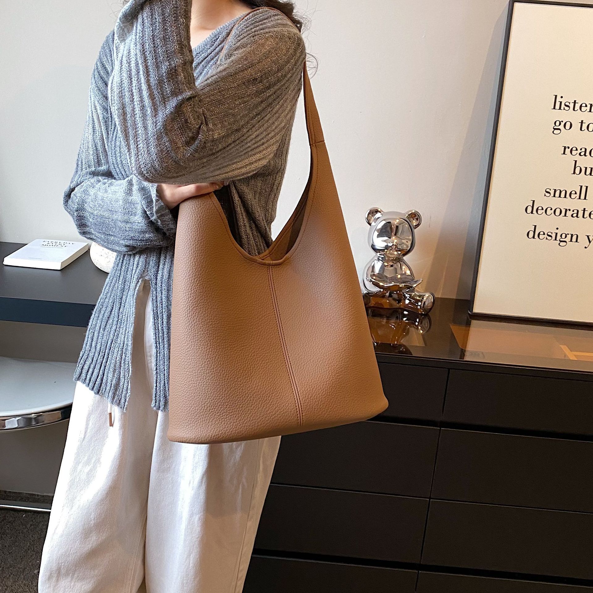 

Премиальная ретро сумка большой вместимости 2025 новая женская сумка популярная популярная зарубежный стиль сумка через плечо модная сумка-ведро хаки