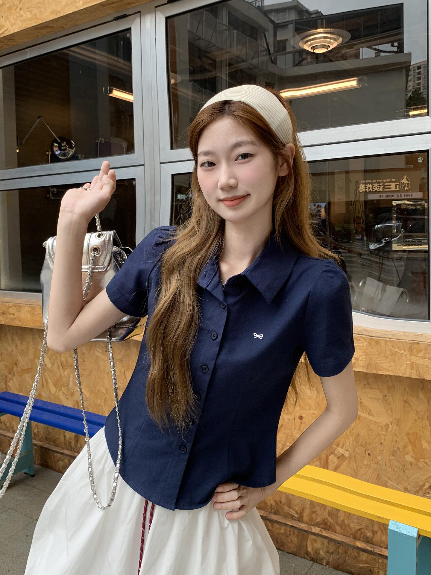 

Летний образ ootd одежда в студенческом стиле рубашка-поло с вышивкой-бантом с коротким рукавом женский новый красивый топ S синий