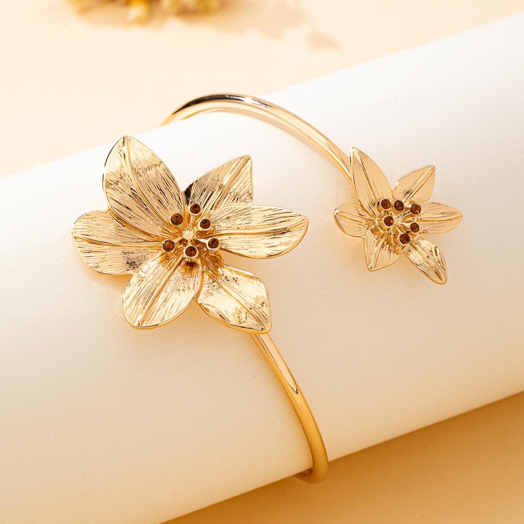 Ein Damen-Armreif zum Öffnen, Neuer böhmischer Stil, Blumenförmiger, verstellbarer Armreif, Damen-Armspange zur Dekoration, Geeignet für den täglichen Gebrauch