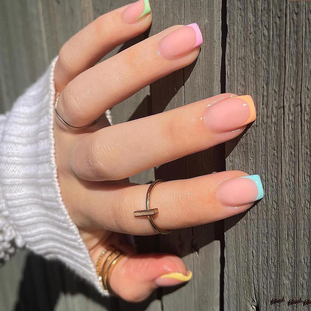 Hochwertige tragbare künstliche Nägel im Mandel-Nude-French-Stil – mittellange und lange Nagelspitzen