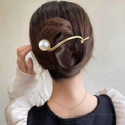 Elegant Pearl Hairpin Women Metal Hair Claws Clasp Vintage French Twist Hair Clip for Bun Updo Bridal Wedding Hair Accessories