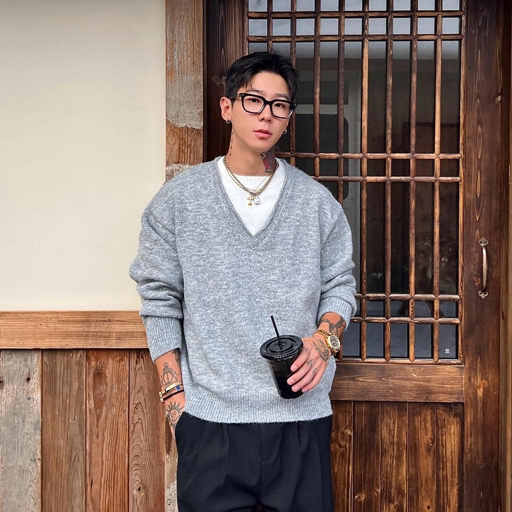 Men's 2025 Autumn/Winter Old Money Style Loose Faux Two-Piece V-Neck Sweater