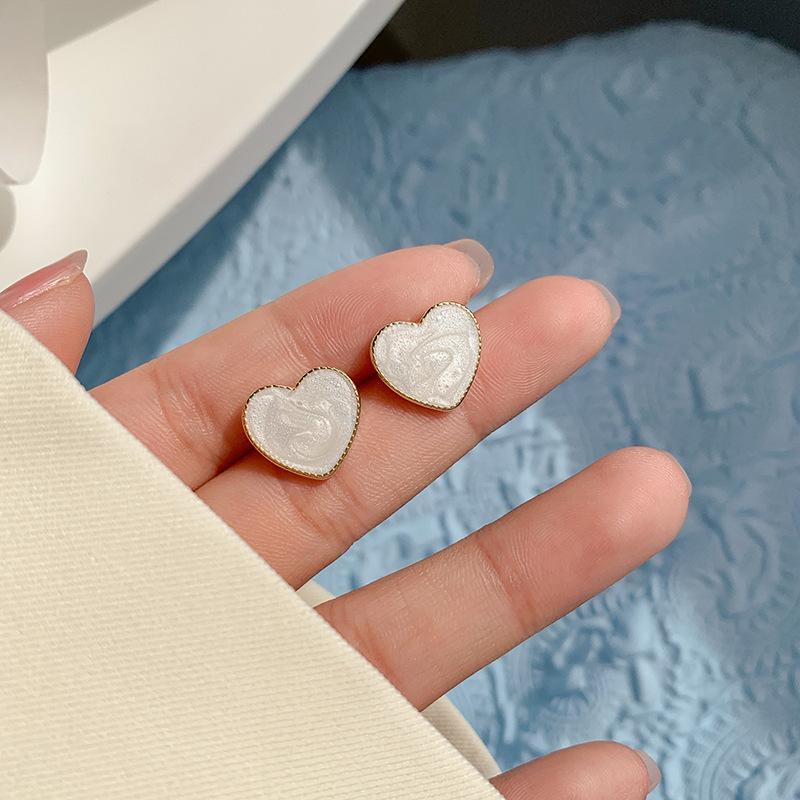 

Love stud earrings, niche design sense, simple and cold wind, small and exquisite ear clips, earrings without earrings, women s summer earrings