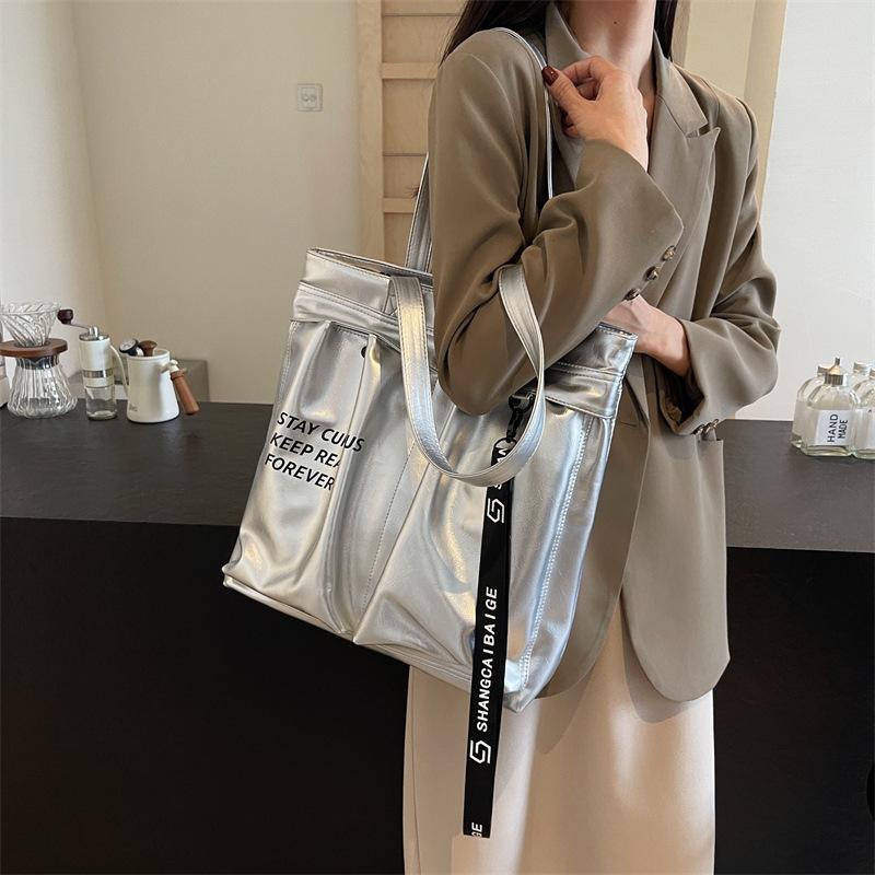 Oily leather bag women's large capacity 2025 new autumn and winter texture shoulder bag versatile and popular class commuter tote bag