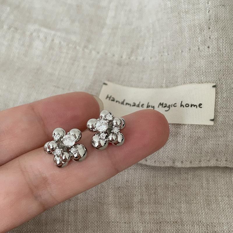 

Серьги-гвоздики с металлическими бусинами и цветами из циркония Cold Wind, женские серьги-гвоздики с нишевым дизайном, чувством индивидуальности и модным темпераментом