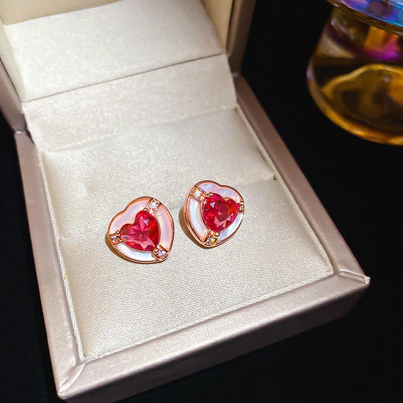 Boucles d'oreilles bohèmes roses à fleurs de perles de rocaille et pompons de perles