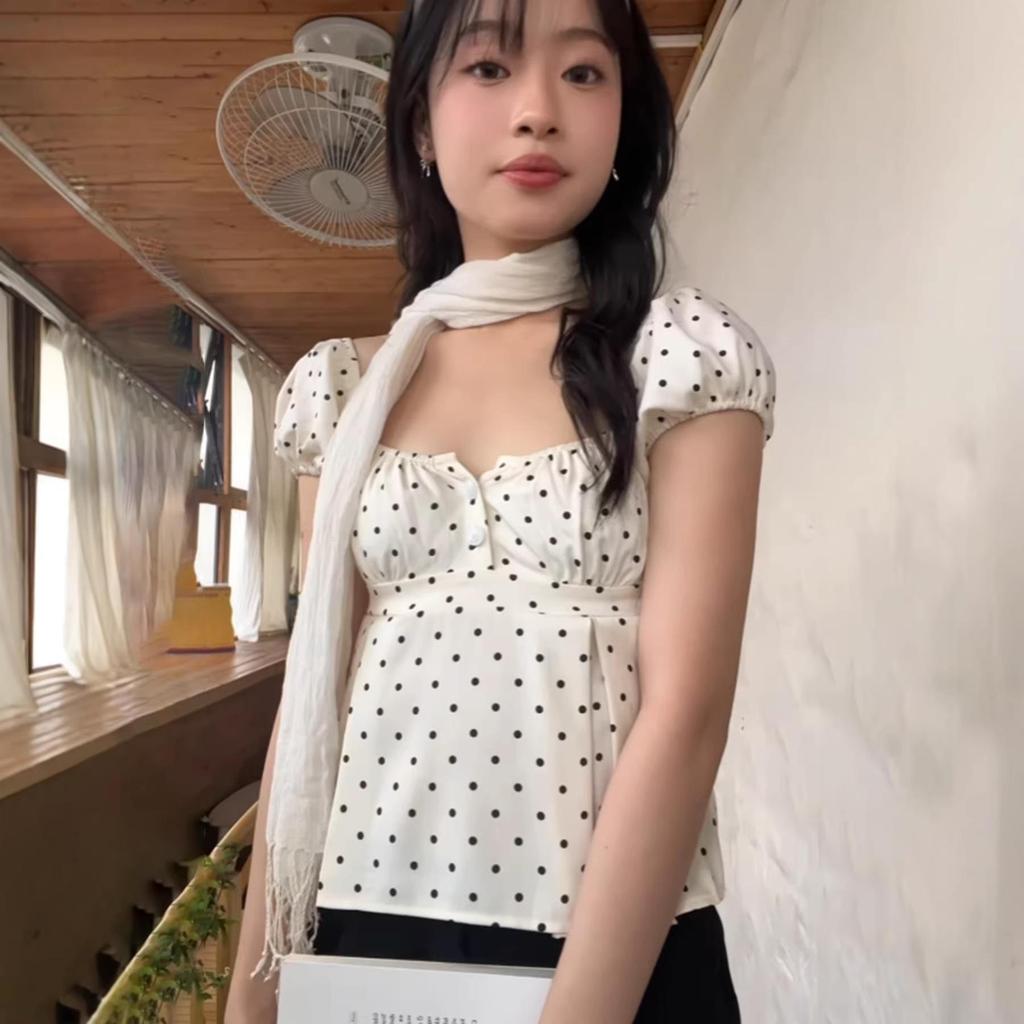 2025 Eng anliegendes T-Shirt mit Puffärmeln, Polka-Dots und V-Ausschnitt