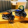 Kluczyk z brelokiem-zabawką motocykla Harley, z mechanizmem pull-back