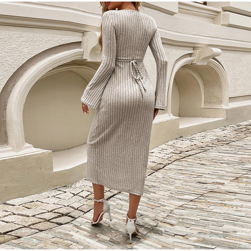 Трикотажное женское платье с длинным рукавом и V-образным вырезом — фото 12