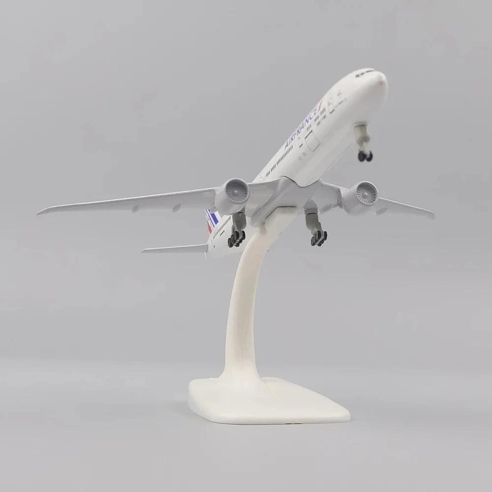 20cm B777 Aircraft Diecast 777 Air France Airliner Model Simulation Alloy Toys and Ornaments Crafts Gifts Collectible